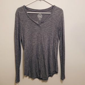 grey long sleeve shirt
